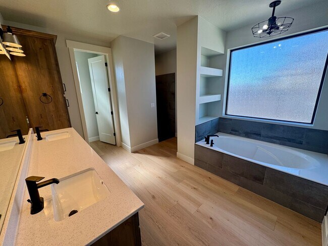 Building Photo - Beautiful Modern 5 Bedroom Furnished Home!!