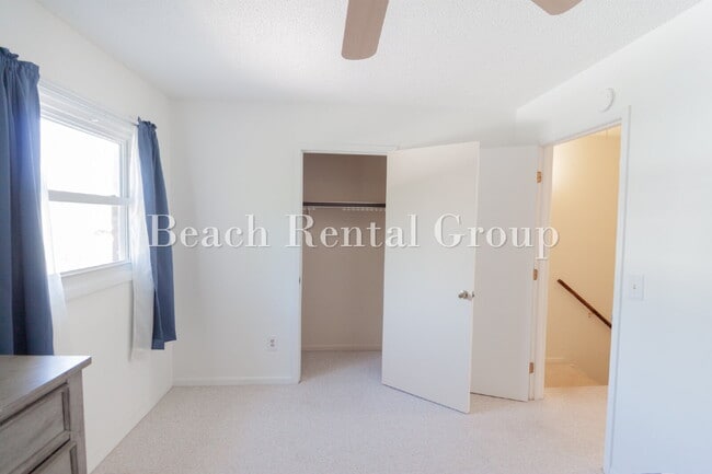 Building Photo - No HOA Furnished Townhouse close to Ocean