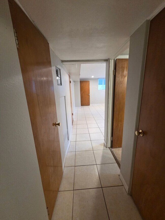 Building Photo - Stylishly Updated and Super Spacious 1-Bed...