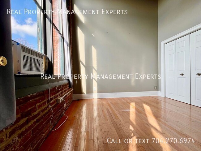 Building Photo - 201 S Hoskins Rd