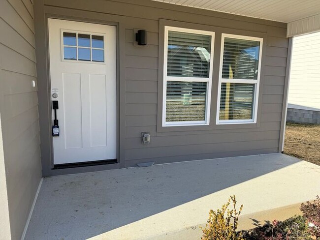 Building Photo - Lovely New Home in Old Hickory