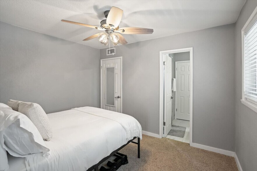 Building Photo - 2764 N Warren Ave