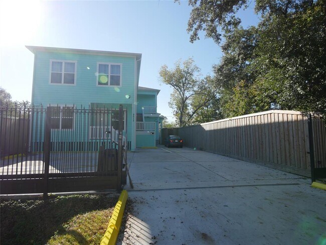 Building Photo - 9013 Gabriel St