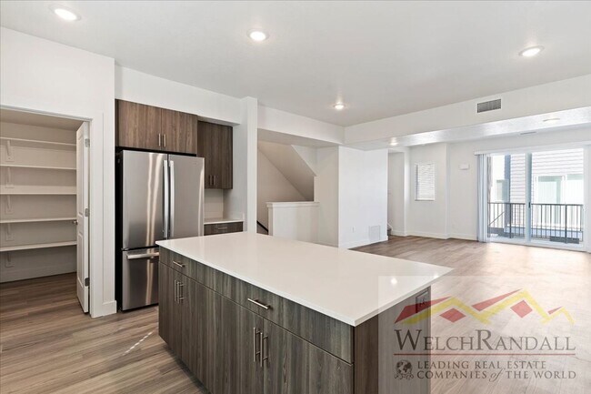Building Photo - Beautiful 3 Bed 2.5 Bath Townhome in West ...