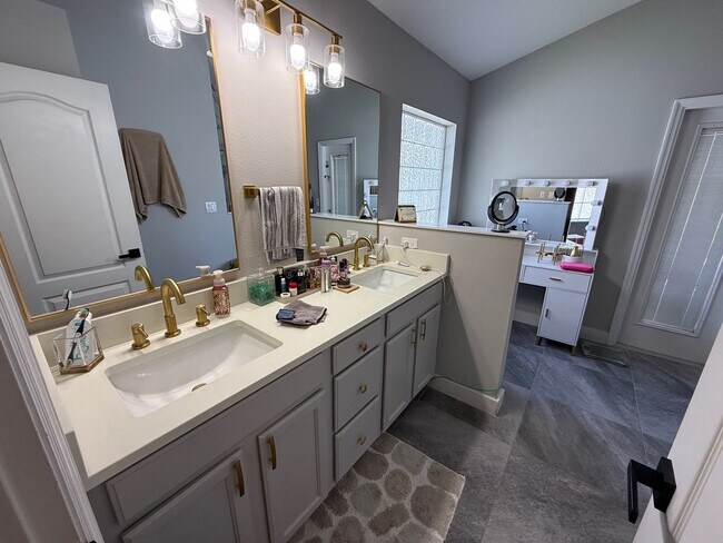 Building Photo - 4/2 Remodeled Groveland Home