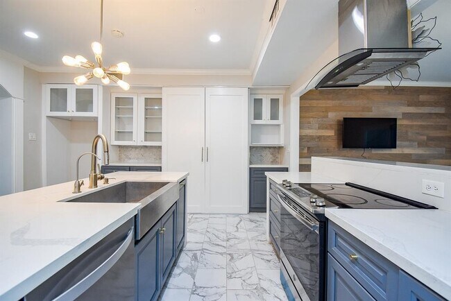 Primary Photo - 201 Vanderpool Ln