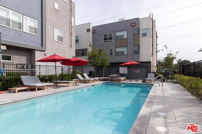 Building Photo - 2753 Waverly Dr