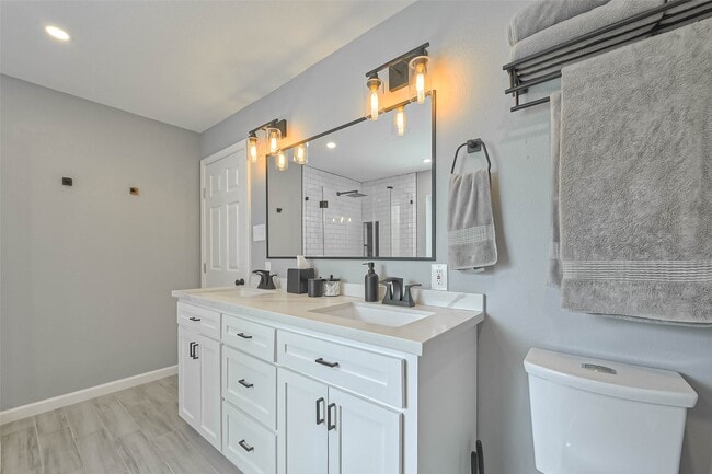 Building Photo - 2210 Saxon Dr