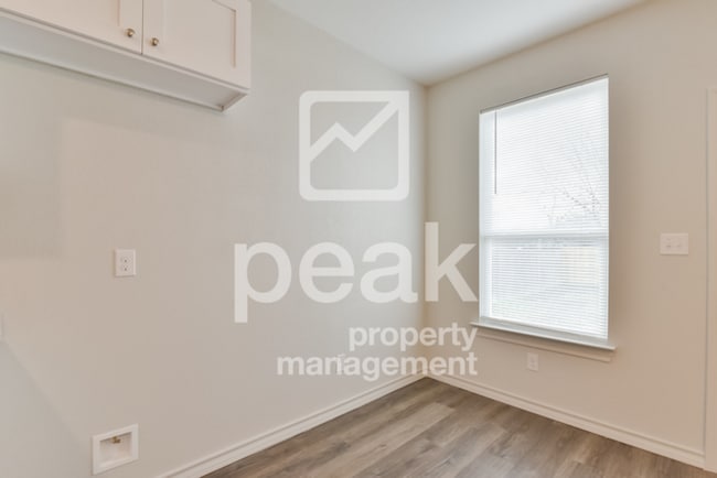 Building Photo - $1475! 2Bed/1.5bath Duplex Available for Rent! Free Application BLACK FRIDAY DEAL Ends 11/29!