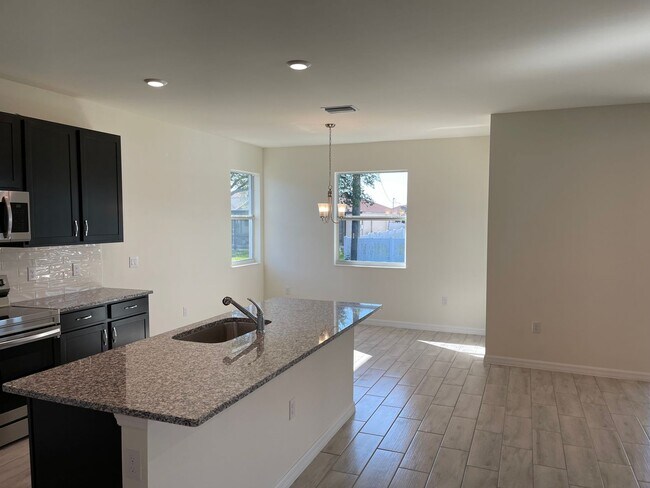 Building Photo - Stunning and spacious Single Family Home!