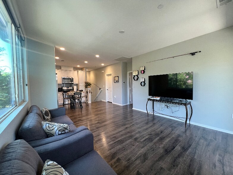 Primary Photo - 3230 E Yountville Dr