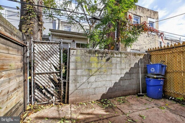 Building Photo - 2343 E Huntingdon St