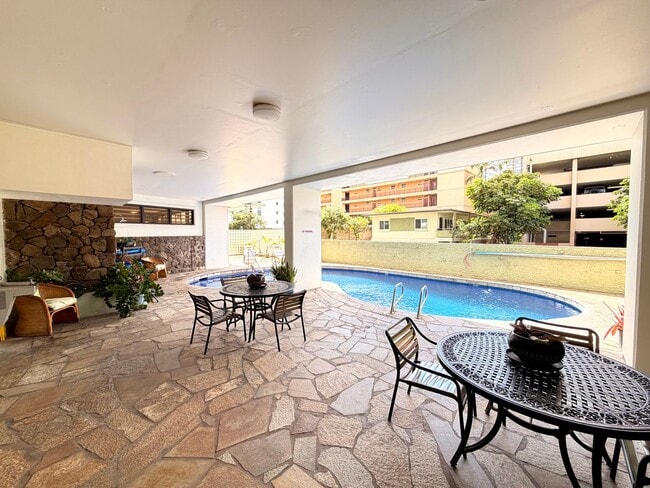 Building Photo - Bright Updated 1 bedroom with covered parking. ALL utilities included