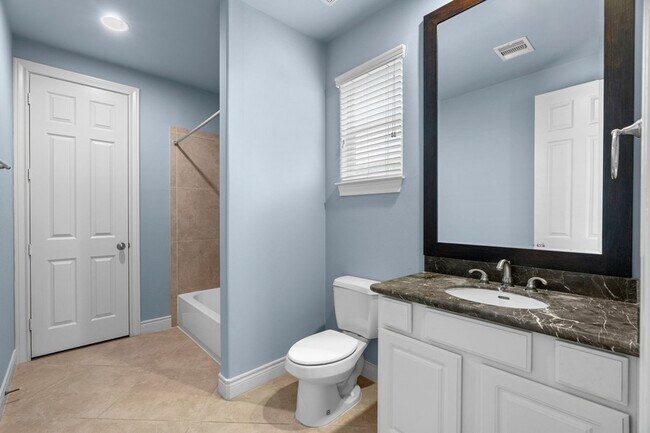 Building Photo - 2820 Sherwin St