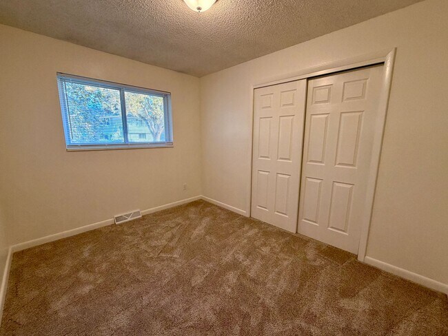 Building Photo - Lovely 5-bedroom, 2¾-bath home located in ...