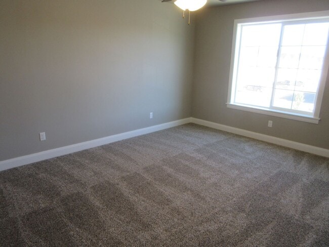 Building Photo - Move-In Discount - 3 bedroom, 2.5 bath - Heart of Cedar City!