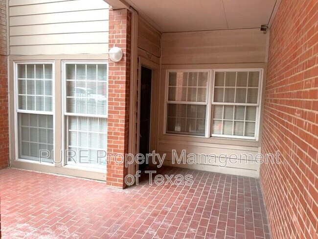 Building Photo - 3200 Duval St