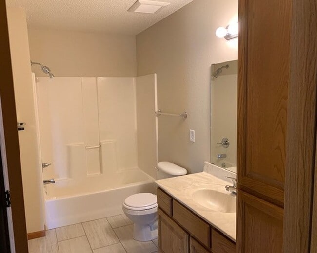 Building Photo - Nice 2 Bedroom 1.5 Bathroom Townhome in Hudson