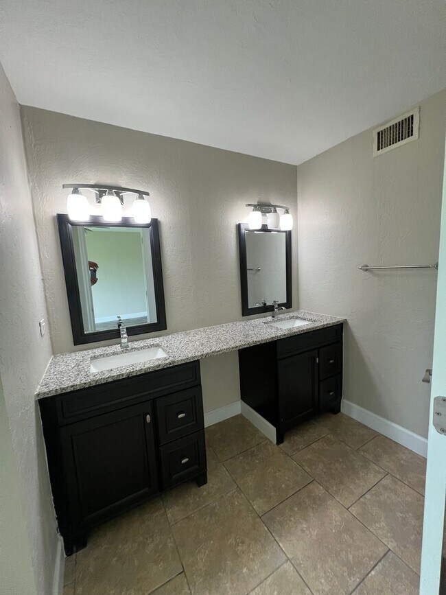 Building Photo - $1,825 ** AVAIL 6/7/25 ** 3 Bed / 2 Bath S...