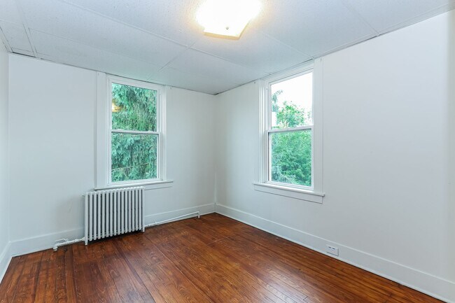 Building Photo - Charming and Spacious House Available Now