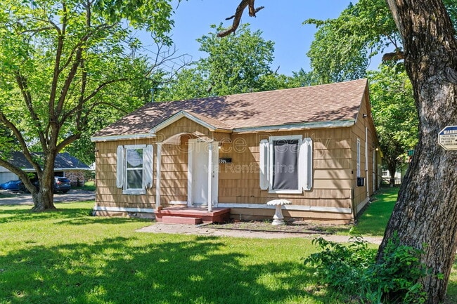 Building Photo - 802 W Navasota St