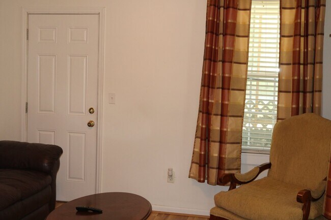 Building Photo - "Charming Furnished 2-Bedroom Home in Colu...