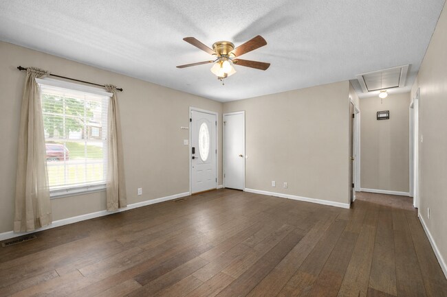 Building Photo - Pet Friendly Three Bedroom with Basement!