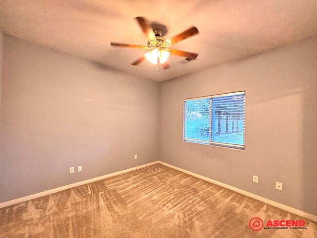 Building Photo - Lovely 5 Bedroom Home In River Oaks Area!