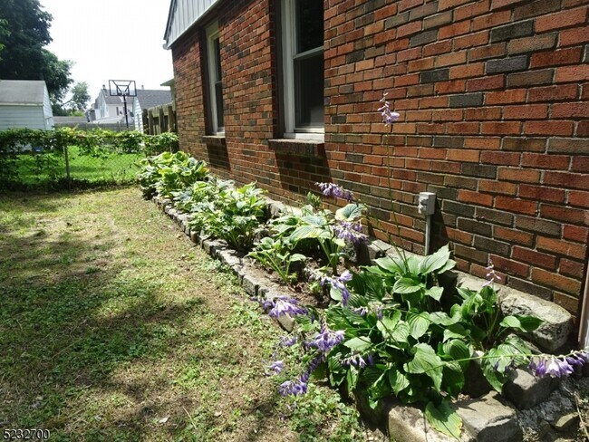 Building Photo - 275 Firth St