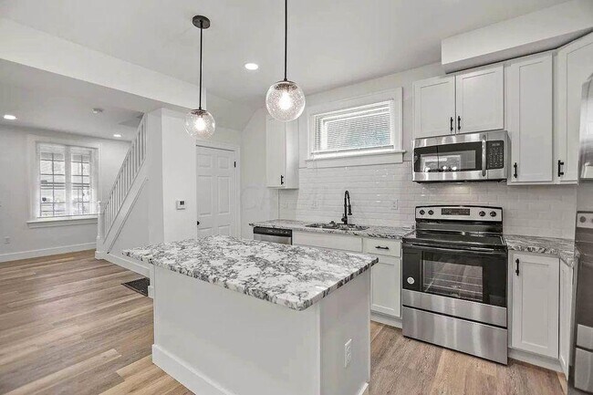 Building Photo - 852 Oakwood Ave