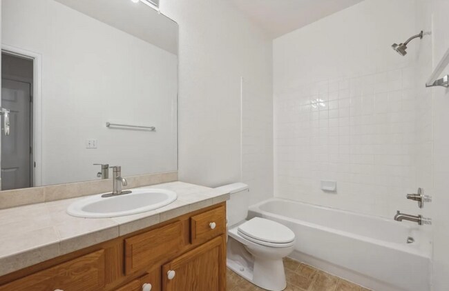 Building Photo - Wonderful 2-Bed Townhouse with Scenic Views & Hardwood Elegance in Westminster – 1468 Sq Ft of Co...