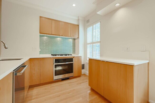 Building Photo - Updated 2-Bedroom Duplex Close to It All -...