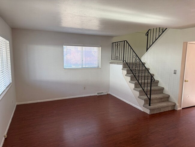 Building Photo - LARGE TOWNHOUSE IN CENTENNIAL!!!