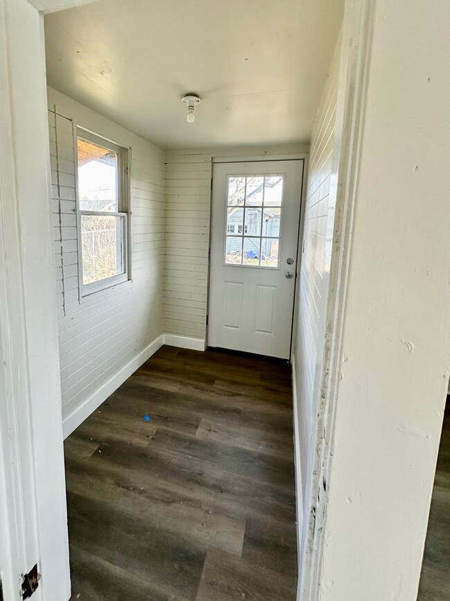 Building Photo - Fully remodeled 4-bedroom, 2-bathroom lumi...