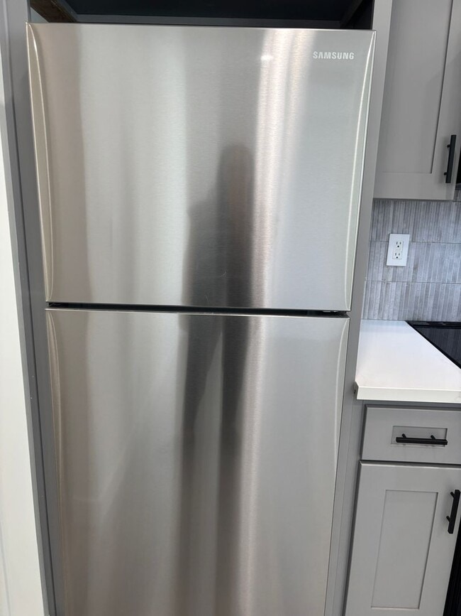 Building Photo - 1219-1223 S Lake St