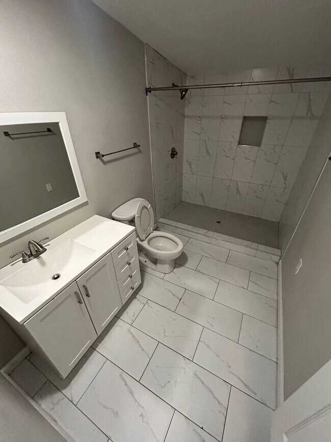 Building Photo - 4915 Heyworth Ave