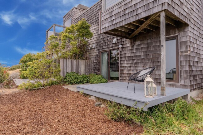 Building Photo - 262 Beachview Ave