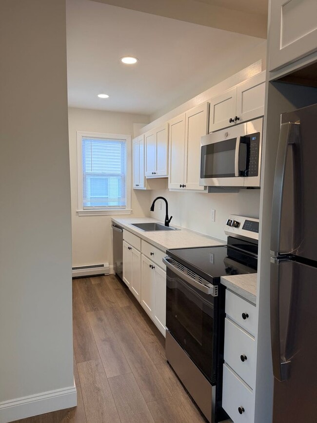 Building Photo - Recently updated 3 bed, 1 bath located in sought after North Chelmsford
