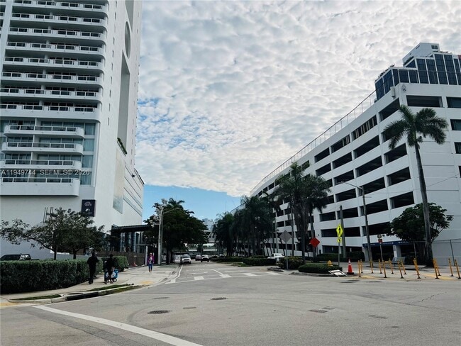 Building Photo - 1750 N Bayshore Dr