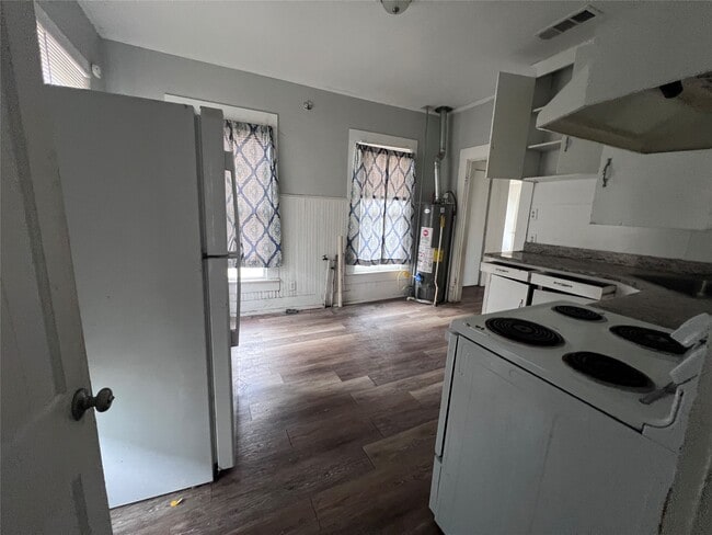 Building Photo - 513 W Caney St