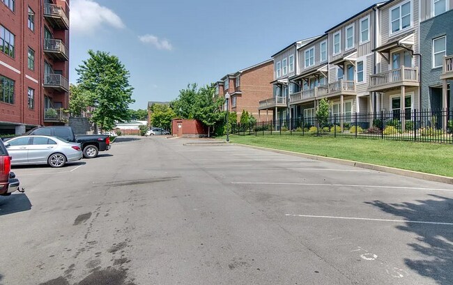 Building Photo - 702 Wedgewood Park