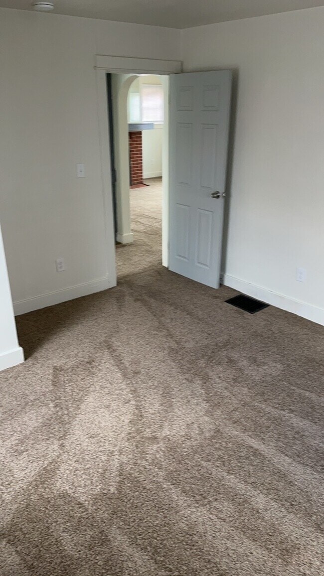 Building Photo - 32 Stafford Ave