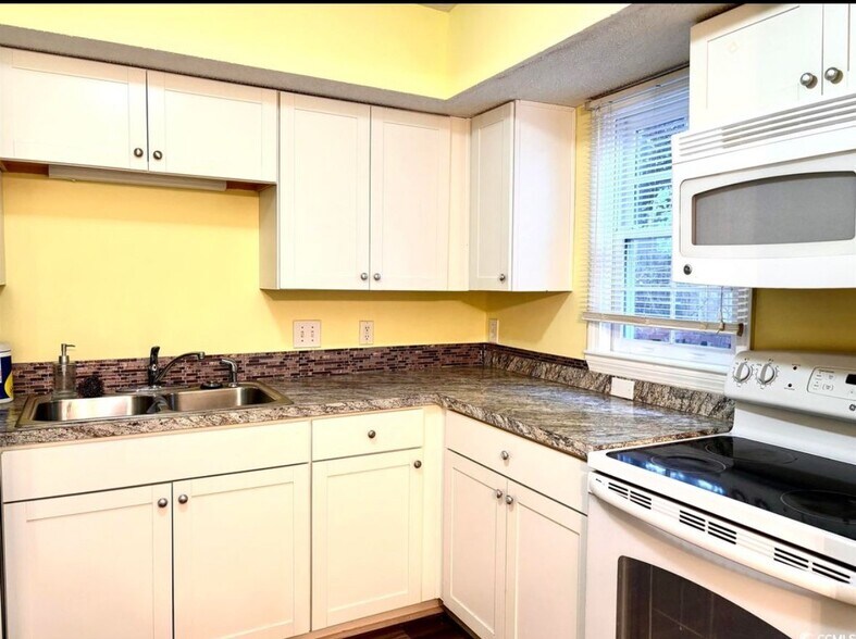 Building Photo - 513-565 65th Ave N