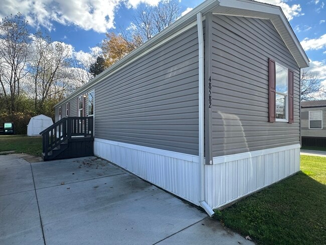 Building Photo - 48582 Lakeview E