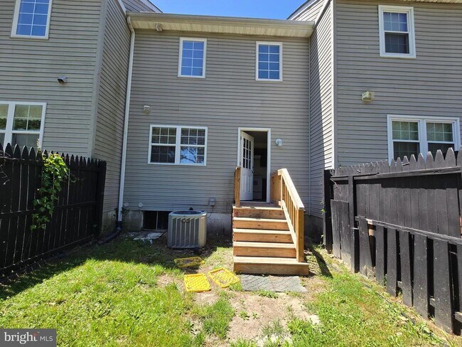 Building Photo - 145 Holmes St