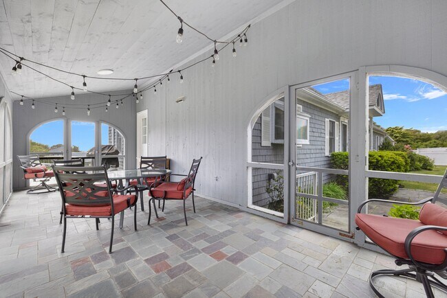 Building Photo - 295 Carpenter Dr
