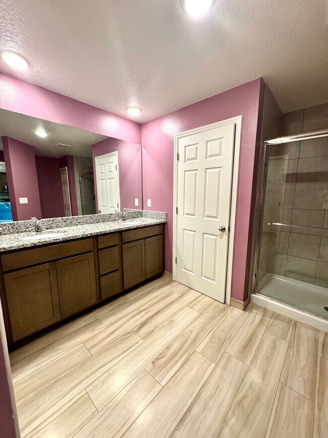 Building Photo - Beautiful 4-Bed, 2-Bath Home in a Prime Location!
