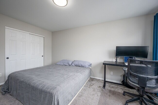 Building Photo - Spacious 4-bed Home with High Ceilings