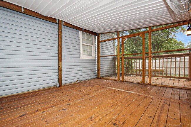 Building Photo - Well-Maintained Home with Spacious Yard and Screened Porch