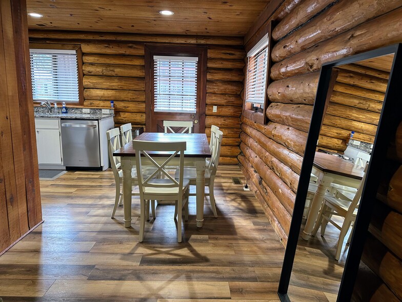 large kitchen table dining area - 838 Capistrano Ave